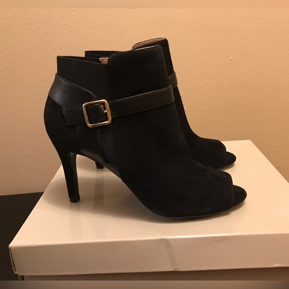 Marc Fisher (QMSHIMMEE)  black suede open toe shoe. Size 8 - Picture 1 of 7